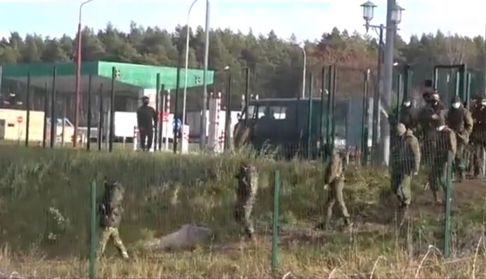 Лукашенко продолжает стягивать вооруженных силовиков к границе с Польшей: видео