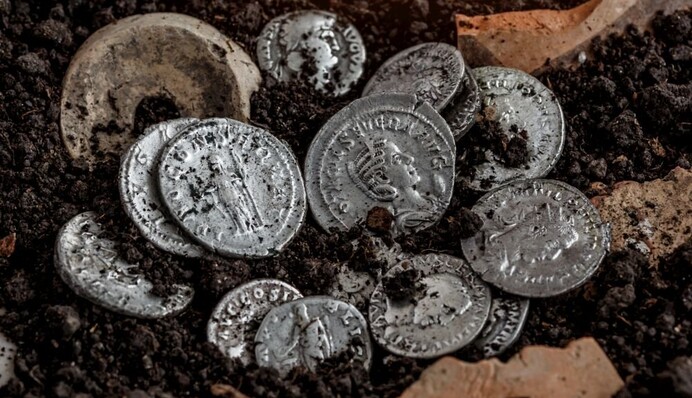У Німеччині археологи знайшли скарб із тисяч давніх монет: відео