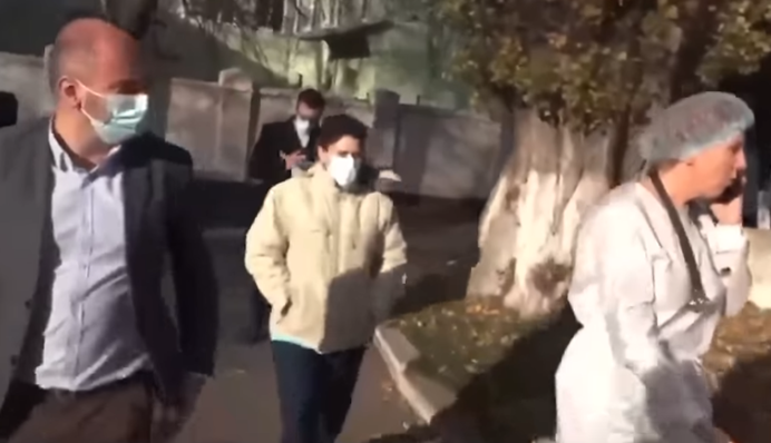 Головлікар української ковід-лікарні потрапила у скандал через матюк на ТБ: відео