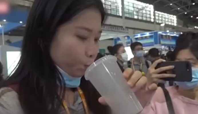 В Китае презентовали COVID-вакцину, которую вдыхают через рот: видео