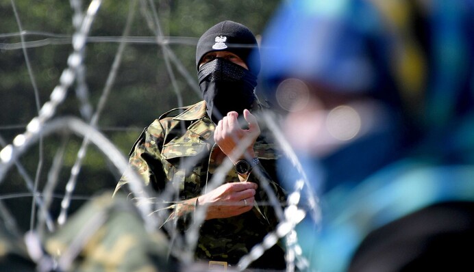 Раздают инструкции и "оружие": мигранты Лукашенко готовят массовый прорыв польской границы