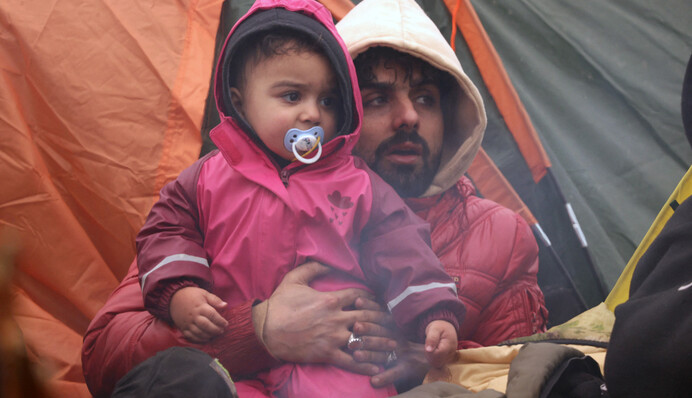 Бракує їжі та теплих речей: як допомагають нелегалам на білорусько-польському кордоні