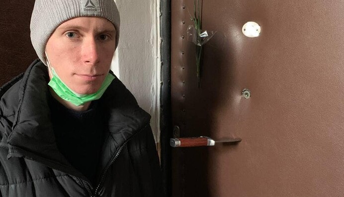 Загнали кинджал і повісили пару гвоздик: у Києві невідомі залишили 