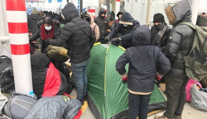 Стали проблемою для Білорусі: мігранти будують табір прямо на кордоні, фото та відео