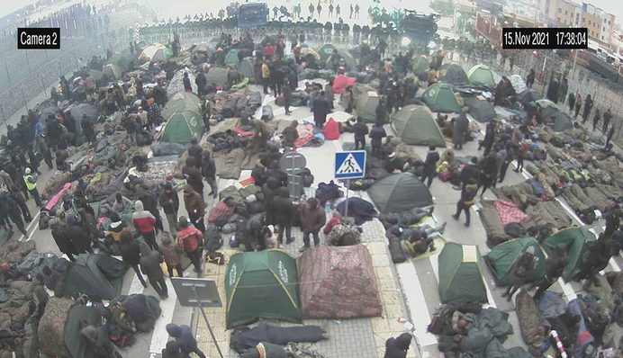 Мигранты прибывают и жгут костры: свежие фото и видео с КПП на границе Беларуси с Польшей