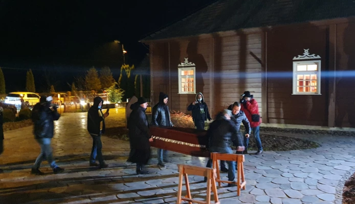 У Польщі поховали 19-річного мігранта, який намагався прорватися через кордон: фото та відео