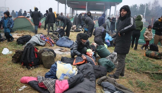 Частина мігрантів на кордоні з Польщею ночувала у мороз на асфальті: фото та відео