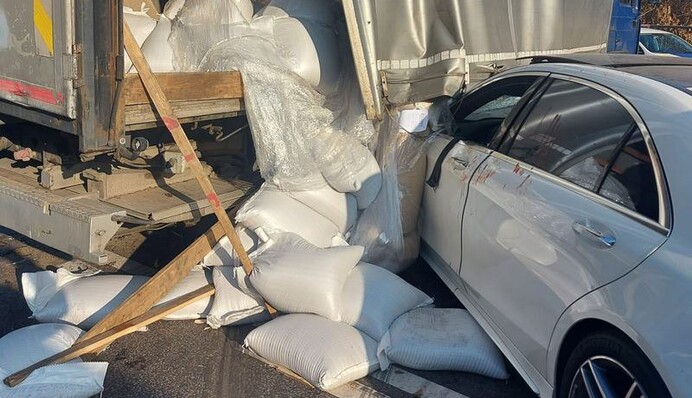 Влетел в грузовик: нардеп "Слуги народа" попал в ДТП на трассе Киев-Одесса