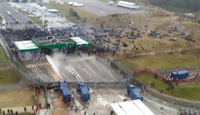 С тараном на плечах: эпическое видео 