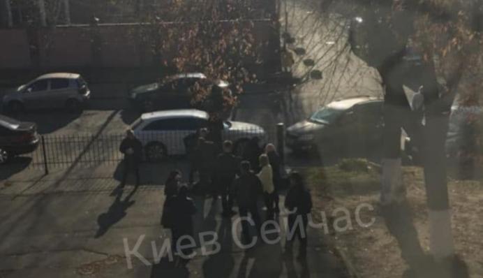 У Києві біля суду впритул розстріляли чоловіка: відео