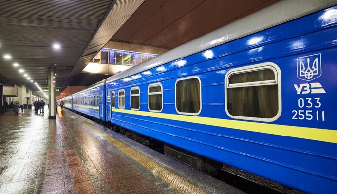 В Україні затримуються 6 потягів через загибель жінки: список