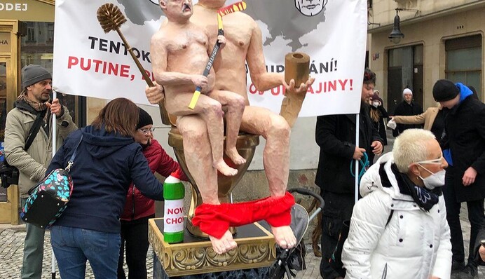 Вбивці без трусів: у Празі на акцію принесли статую голих Лукашенка та Путіна, фото