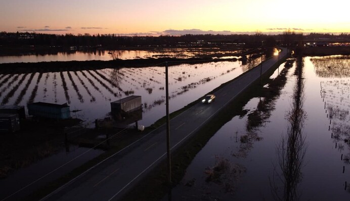 ​Змиті дороги та знеструмлені будинки: міста Канади, США та Єгипту опинилися під водою