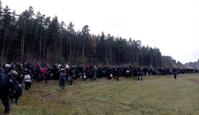 Готовятся к провокациям? Поляки заявили о новом перемещении мигрантов на границе, видео