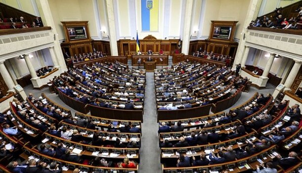 Не витримала активності нардепів: у Раді задиміла система голосування, відео