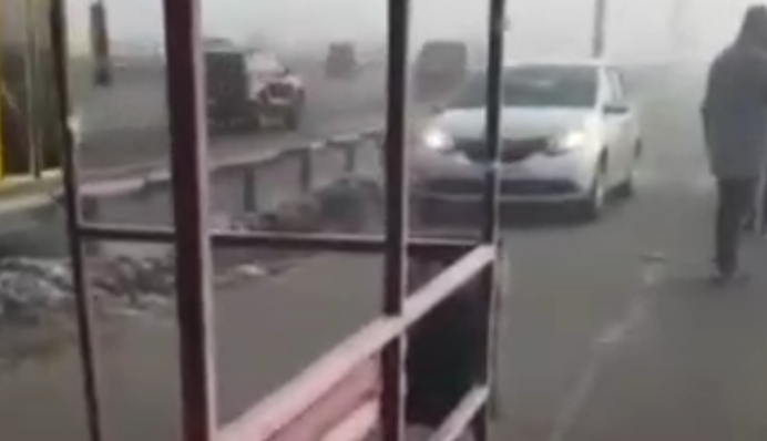 Максимальний рівень зухвалості: у Києві водій потіснив пішоходів, щоб об'їхати пробку, відео