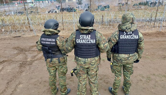 ​Шли на прорыв: польские пограничники снова перехватили сотни агрессивных мигрантов
