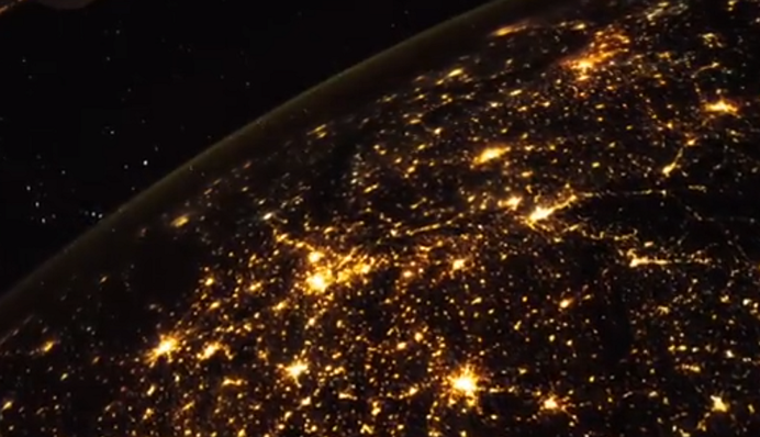 ​Розсип мільйона вогнів: видовищне відео нічної Європи з космосу