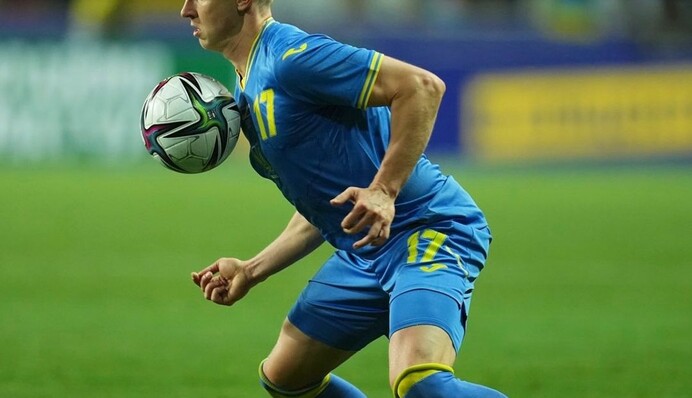 Зіркові одноклубники затролили лідера збірної України за фото з легендою