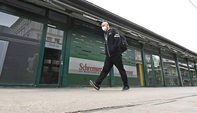 Не хочуть п'ятої хвилі COVID-19: перша країна Європи запровадила обов'язкову вакцинацію