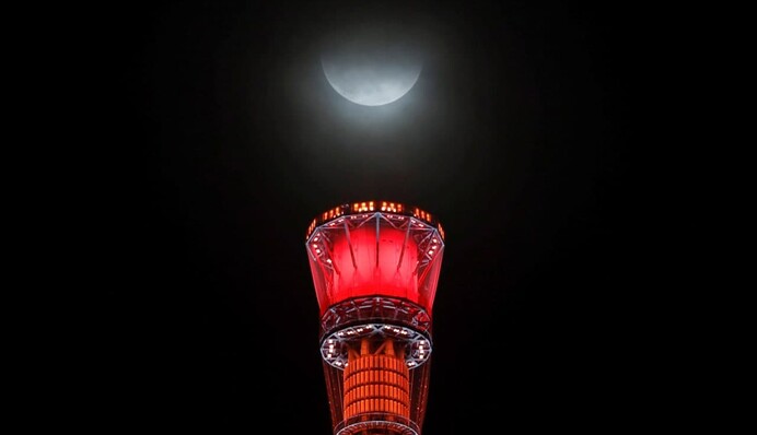 Такого не было 580 лет: в сети делятся эффектными кадрами уникального лунного затмения