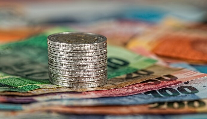 Будут высчитывать с зарплаты и не только: с 2022 года украинцы будут платить новые налоги