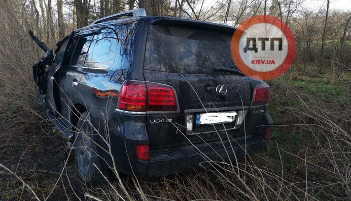 Під Києвом Lexus на швидкості влетів у маршрутку: фото