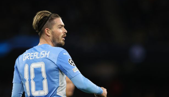 Любовний трикутник: зірка футболу вибирає між актрисою та моделлю, фото красунь