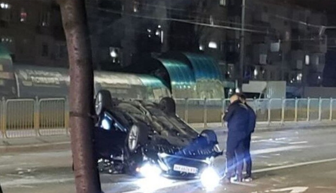 В Киеве мужчина вылетел из авто во время ДТП и погиб: фото