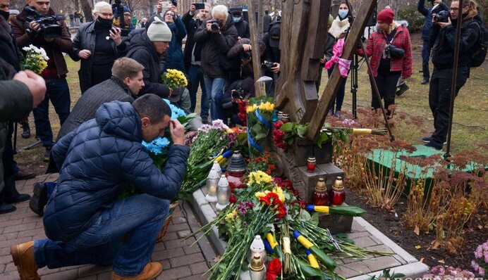 У Києві люди несуть квіти до меморіалу загиблих під час Революції Гідності: фото