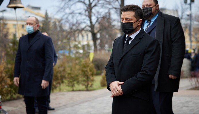 На Алеї Героїв Небесної Сотні Зеленського шокували рідні загиблих: відео