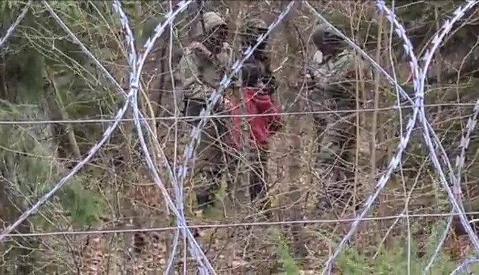 Кидають каміння за вказівкою: біженці просять дозволу атакувати польських військових, відео