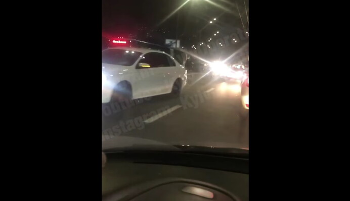 Не поделили дорогу: в Киеве троллейбус попал в масштабное ДТП, видео