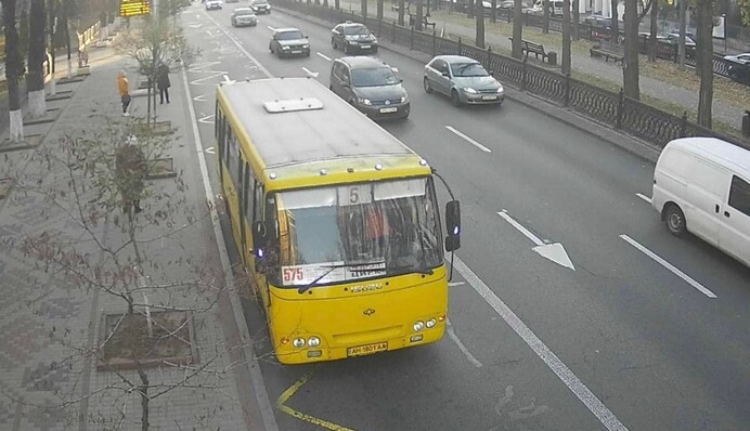 Зробили інвалідом і висадили з маршрутки: у Києві з пасажиркою стався дикий випадок