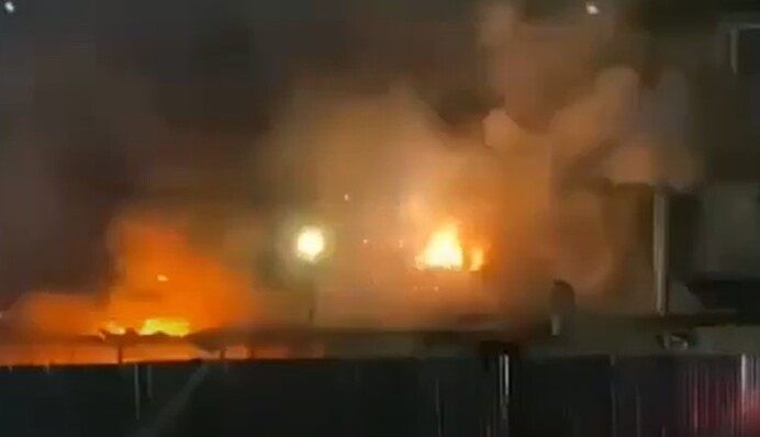 Вибухає і стріляє: у Росії спалахнула потужна пожежа в хостелі, відео