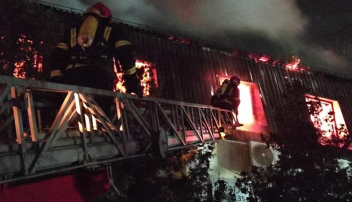 У Києві вночі спалахнула масштабна пожежа: фото