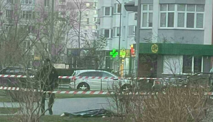 У Києві жінка впала з 9 поверху: фото з місця трагедії