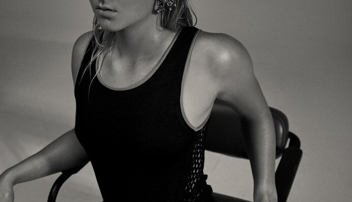 Взгляд не оторвать: теннисистка-красавица показала спортивное тело в мини-бикини, фото