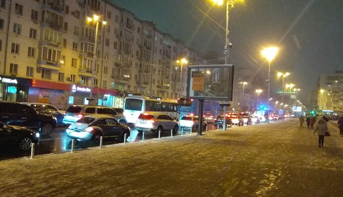 У Києві сніг іде стіною: яка ситуація на дорогах