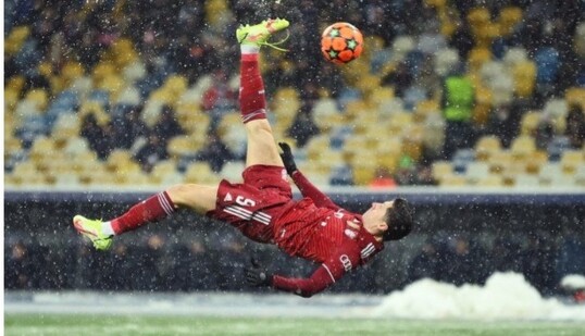 Дивовижний гол Левандовського ножицями у ворота 