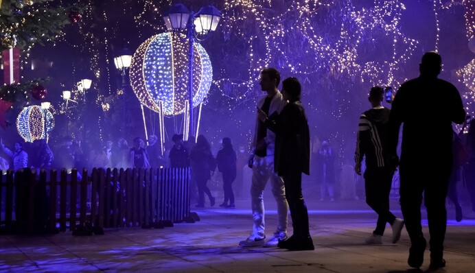 В Афинах устроили свето-музыкальное шоу и зажгли рождественскую елку - видео