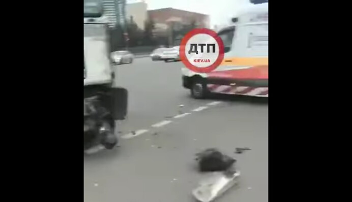 В Киеве фура протаранила карету скорой: опубликовано видео
