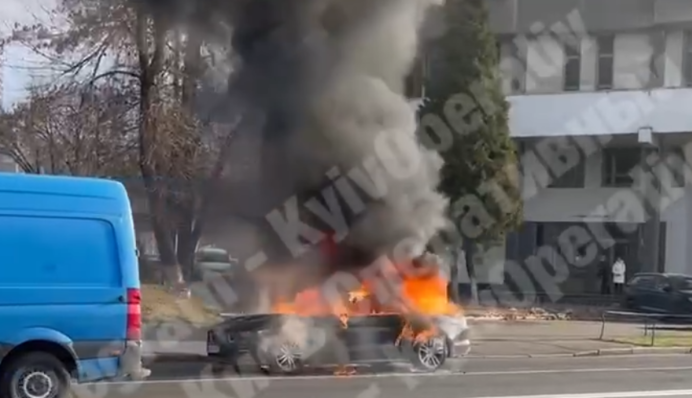 Авто вже не врятувати: у Києві вогонь охопив спорткар