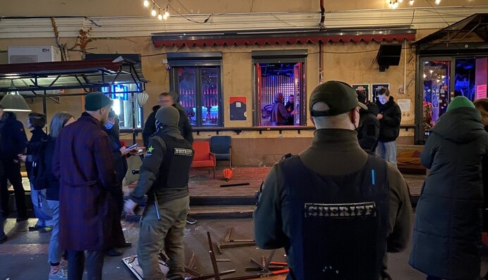 В центре Киева десятки неизвестных в масках разгромили бар: фото и видео