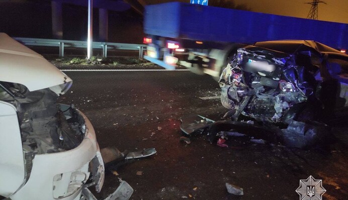 На трасі під Києвом у страшній аварії постраждали п'ятеро людей: фото та відео