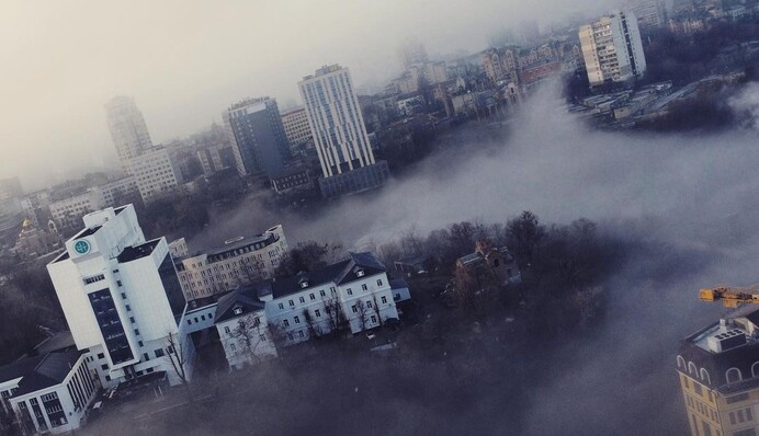 Ранковий Київ огорнуло туманом: у мережі діляться шикарними фото із землі та повітря