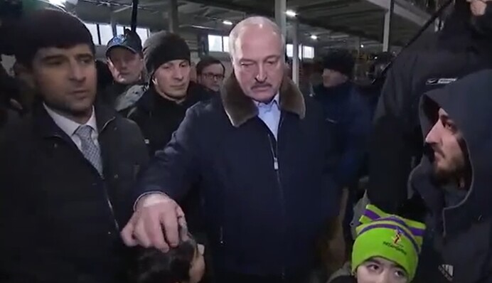 Диктатор и дети: Лукашенко приехал попиариться на границу к мигрантам, видео