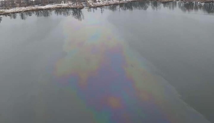 Нафтопродукти у київському озері: прокуратура розпочала розслідування