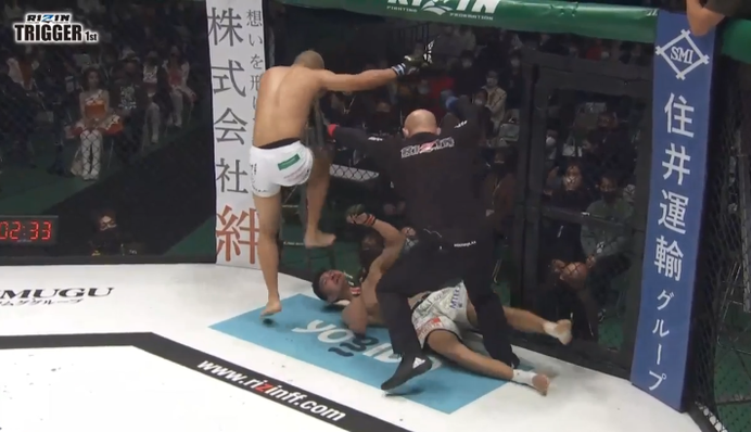 Настоящая жесть: японский боец вырубил соперника запрещенными ударами