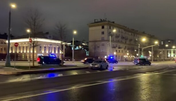 Ночная суета в Москве: в центре города заметили странный кортеж, видео